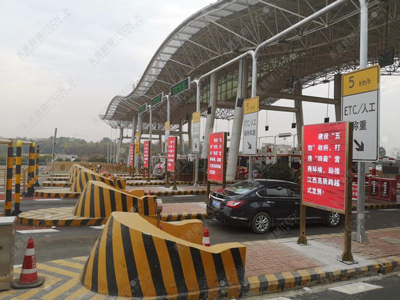 LED廣告機南昌昌北機場(chǎng) (3).jpg