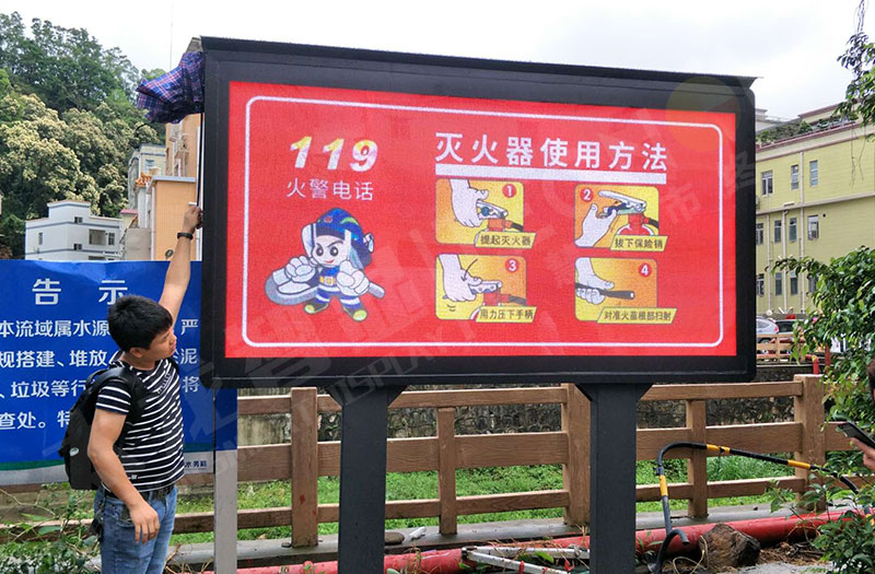 戶(hù)外LED廣告機